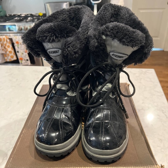 NIB Khombu Birch Women’s Faux Fur Snow Boot Waterproof Black Silver Sz: 8‎ - Picture 2 of 8